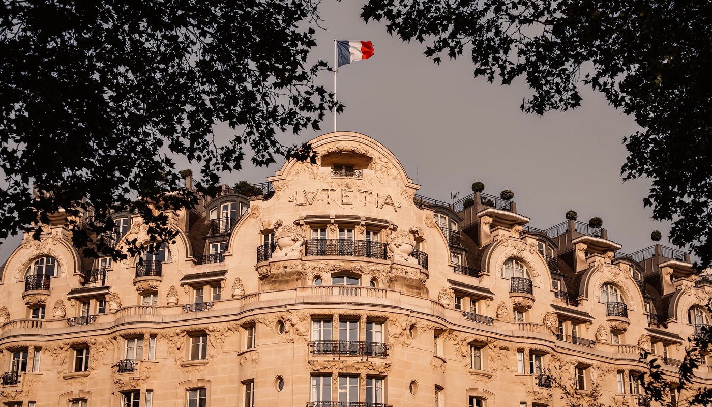 La façade du Palace Lutetia, rue de Sèvres, à quelques pas du salon.